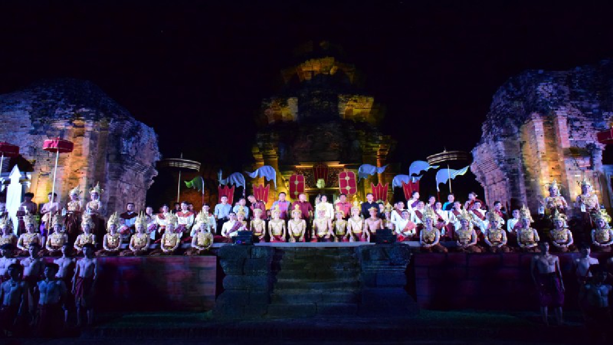 สุดยิ่งใหญ่ตระการตา..!! อลังการ งานมหัศจรรย์ แสง สี เสียงสืบสานตำนานพันปีปราสาทศีขรภูมิ ชุด " ศีขรินทราเทวาลัย มนต์ไผทพุทธานุภาพ "