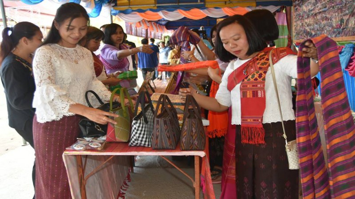 ศรีสะเกษ..!! โฮมบุญข้าวใหม่-ปลามัน วัฒนธรรมคน 2 ลุ่มน้ำมูล-ชี เฉลิมพระเกียรติสมเด็จพระเจ้าอยู่หัว ร.10 (คลิป)