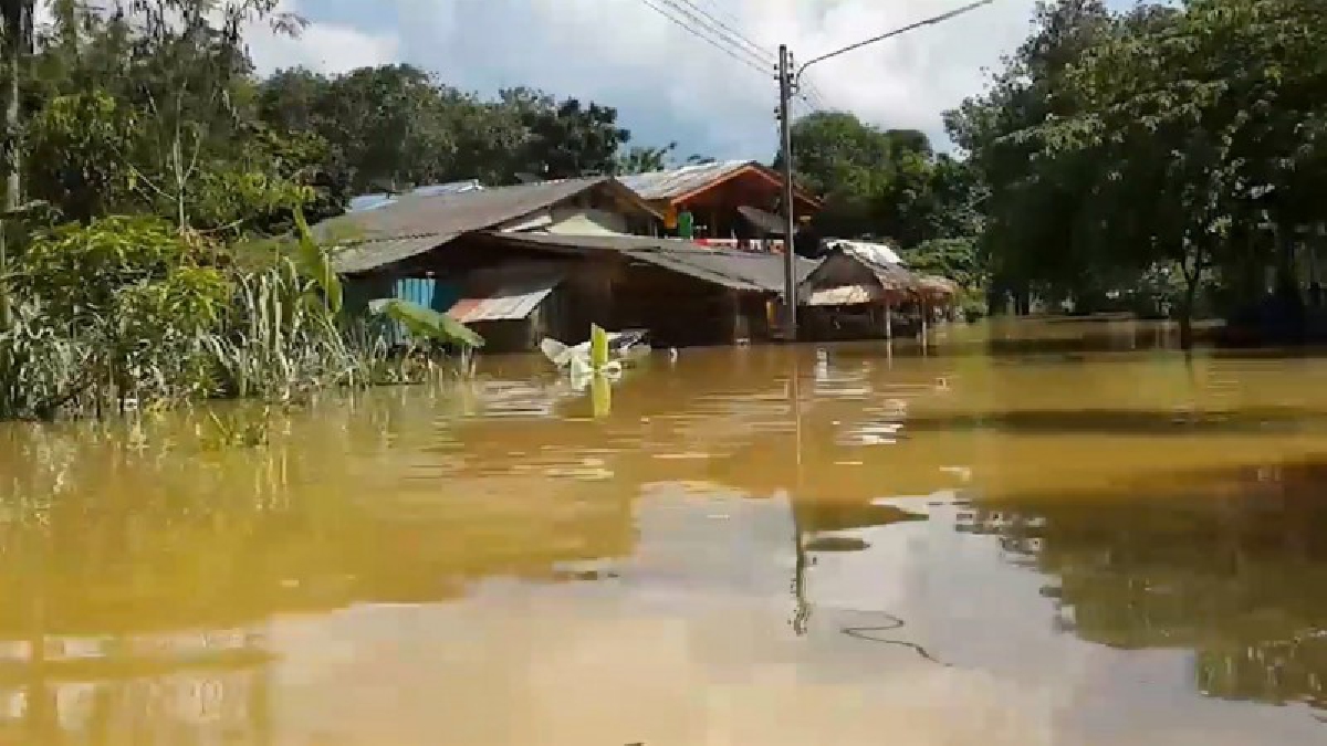 จมบาดาล!! ชาวบ้าน บ้านแลแบง สะบ้าย้อย ยังถูกน้ำท่วมเป็นวันที่4 ไม่สามารถกลับเข้าไปอาศัยในบ้านได้ จนท.เร่งลงพื้นที่ช่วยเหลือ (มีคลิป)