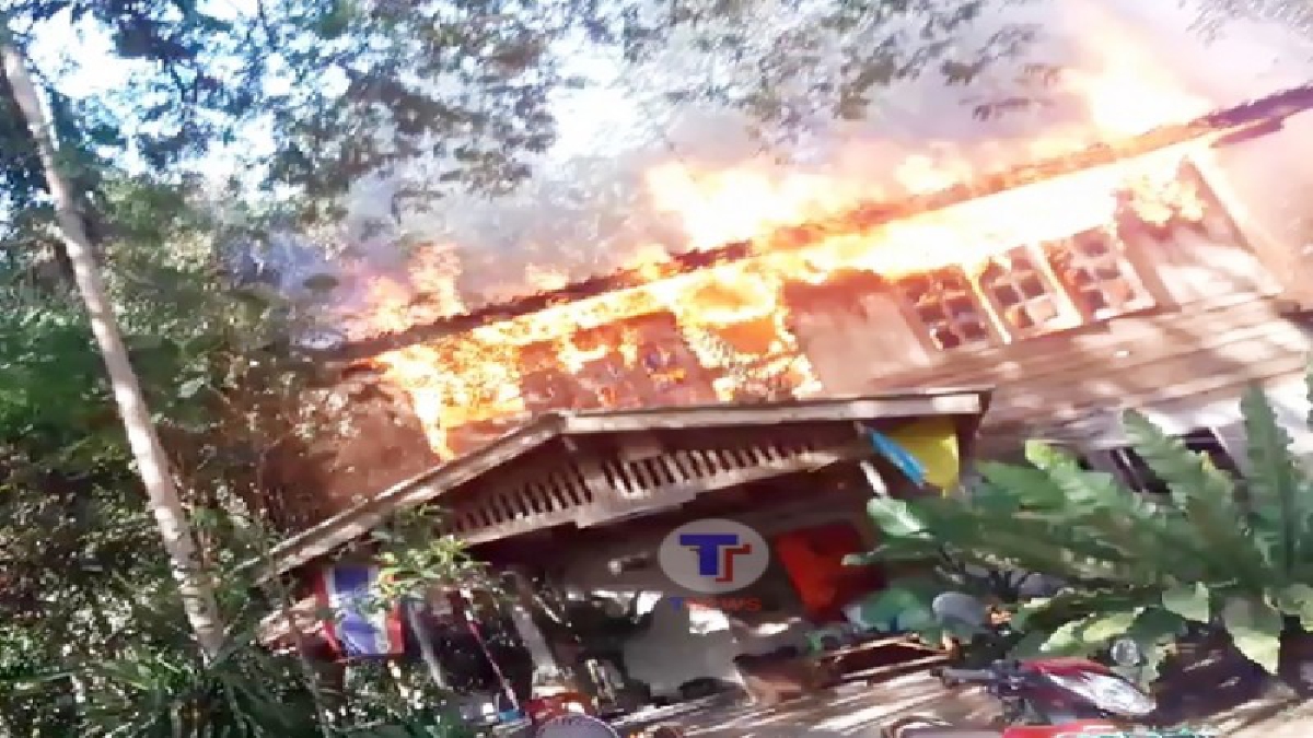 ไฟฟ้าลัดวงจรไฟไหม้บ้านไม้หรูวอดทั้งหลังค่าเสียหายกว่า 1 ล้านบาท