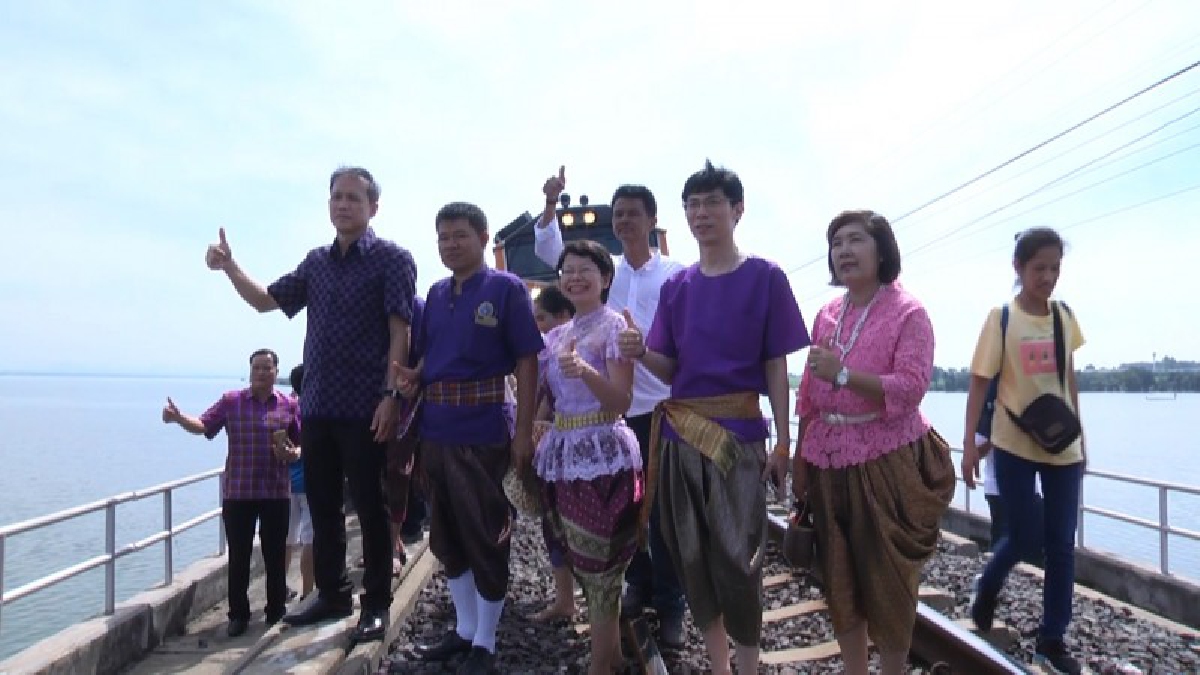 ไม่ต้องรออีกต่อไป..!! เปิดแล้วรถไฟเที่ยวเขื่อนของพ่อ นักท่องเที่ยวจำนวนมากแห่นั่งรถไฟขบวนพิเศษ "รถไฟลอยน้ำ" ชมความงาม เขื่อนป่าสักชลสิทธิ์
