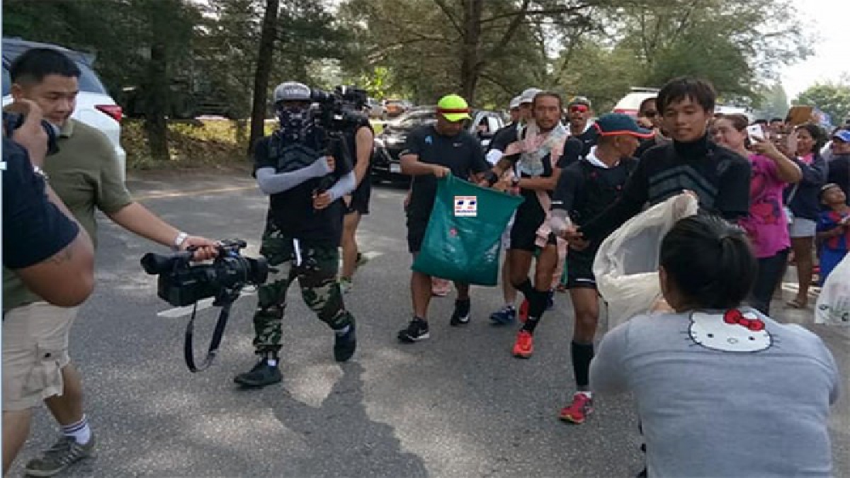พี่ตูนถึงชุมพรแล้ว..!! “ตูน”วิ่งเข้าสู่จังหวัดชุมพรก็มีพลังมวลชน แห่ให้กำลังใจอย่างคึกคักและเป็นระเบียบ (มีคลิป)