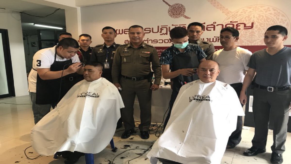 ระเบียบวินัยเป็นสิ่งสำคัญ..!! ผกก.พัทยา นำทัพตำรวจตัดผมขาว 3 ด้าน ตามระเบียบ สตช. (ชมคลิป)