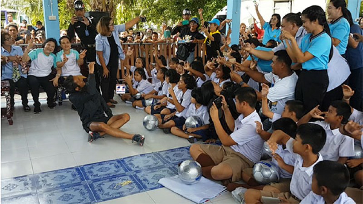 ประทับใจ !! “พี่ตูน”มอบทุนให้นักเรียนโรงเรียนบ้านดวด จ.ชุมพร กว่า 7 หมื่นบาท พร้อมด้วยคณะศิลปินเตรียมวิ่งต่อ