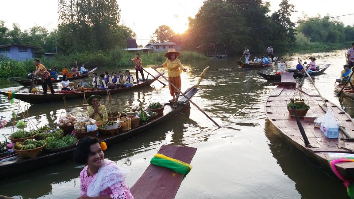 สุดคึกคัก !! บรรยากาศงานประเพณีชักพระเล่นเพลง ตักบาตรกลางน้ำ ที่ จ.สุพรรณบุรี ปชช.-นทท.นับพันคน ร่วมทำบุญตักบาตร (มีคลิป)