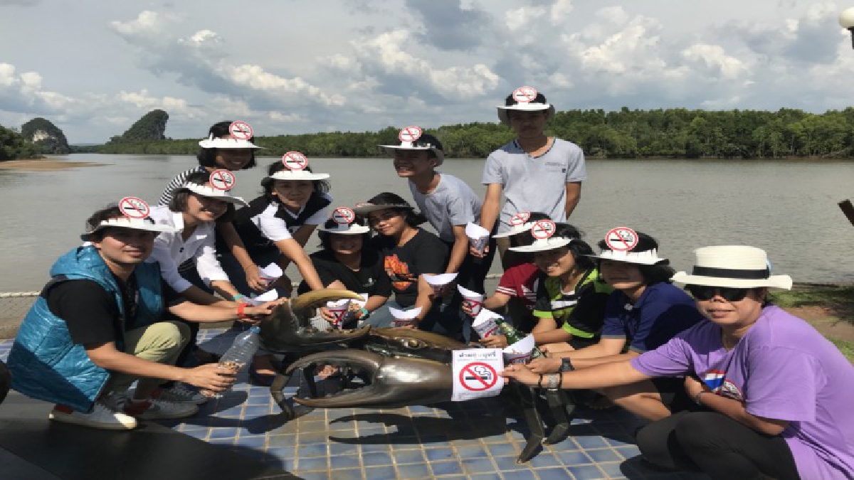 สโมสรลูกปูดำ GenZ เด็กกระบี่ ชวนเพื่อนอาสามาร่วมเก็บก้นบุหรี่ ริมเขื่อนหน้าเมืองกระบี่ สร้างกระบี่ปลอดบุหรี่จากที่สาธารณะ