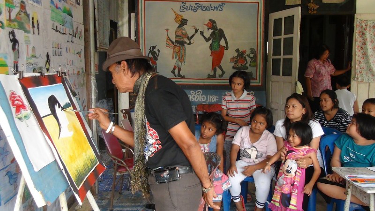 เรียนฟรี..!! จิตรกรสูงวัยเปิดบ้านสอนศิลปะการวาดรูป หวังให้เด็กไทยมีสมาธิ เลี่ยงการหมกมุ่นกับโทรศัพท์ และเตรียมเป็นจิตรกรน้อย