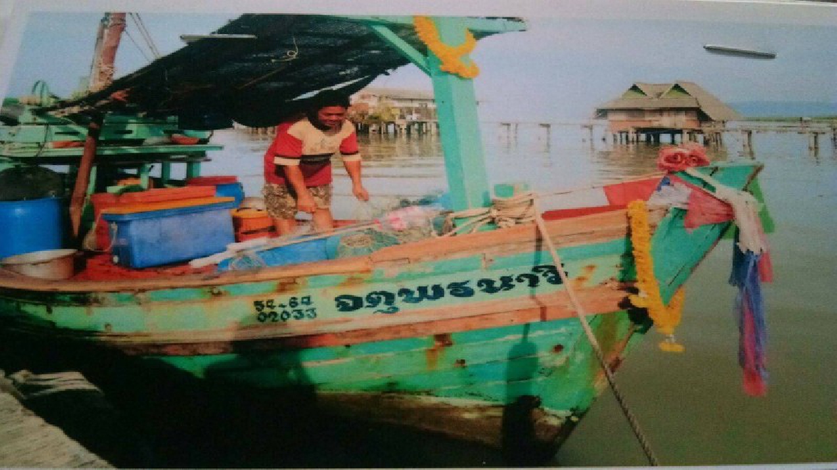 พบแล้ว เรือถูกคลื่นซัดจนขาดการติดต่อที่เกาะช้างน้อย หลังชาวประมงเข้าช่วยเหลือ คนปลอดภัย เรือเสียหายยับ