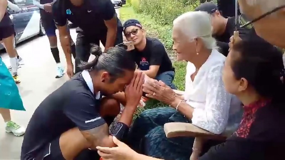 พวกเราตั้งใจที่จะรอ..!! ประชาชนแห่มารอต้อนรับ "ตูน" ในชุมพร ซึ่งถือเป็นวันที่ 3 ที่อยู่ในจังหวัด ฝนหนักแค่ไหนแต่คนไม่หนี ยังรออย่างมุ่งมั่น