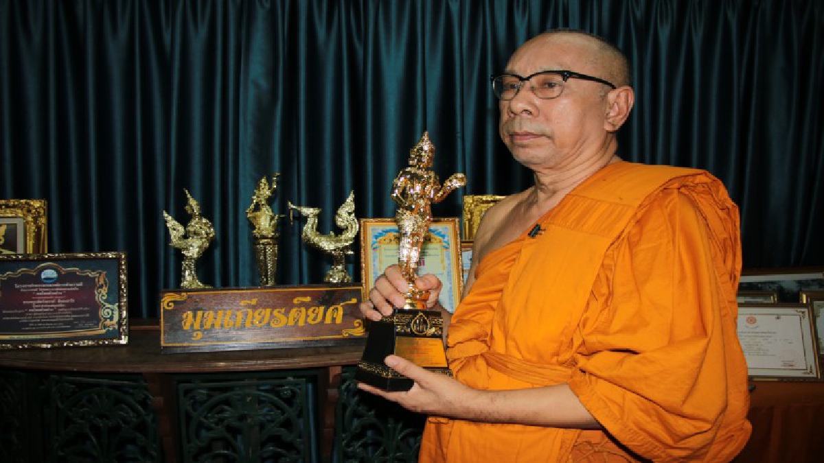 "พระครูปลัดรังสรรค์ อัตตสาโร"..พระนักเทศจากศรีราชา รับรางวัลคนดีแห่งกรุงรัตนโกสินทร์ ในโครงการเสริมสร้างการพัฒนาคนและสังคมไทย  (มีคลิป)