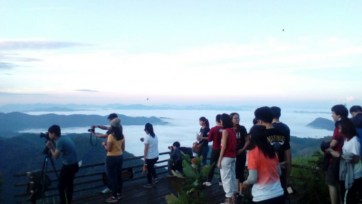 เขาเทวดาคึกคัก..!! นักท่องเที่ยวแห่ชมทะเลหมอก ที่อุทยานแห่งชาติพุเตย