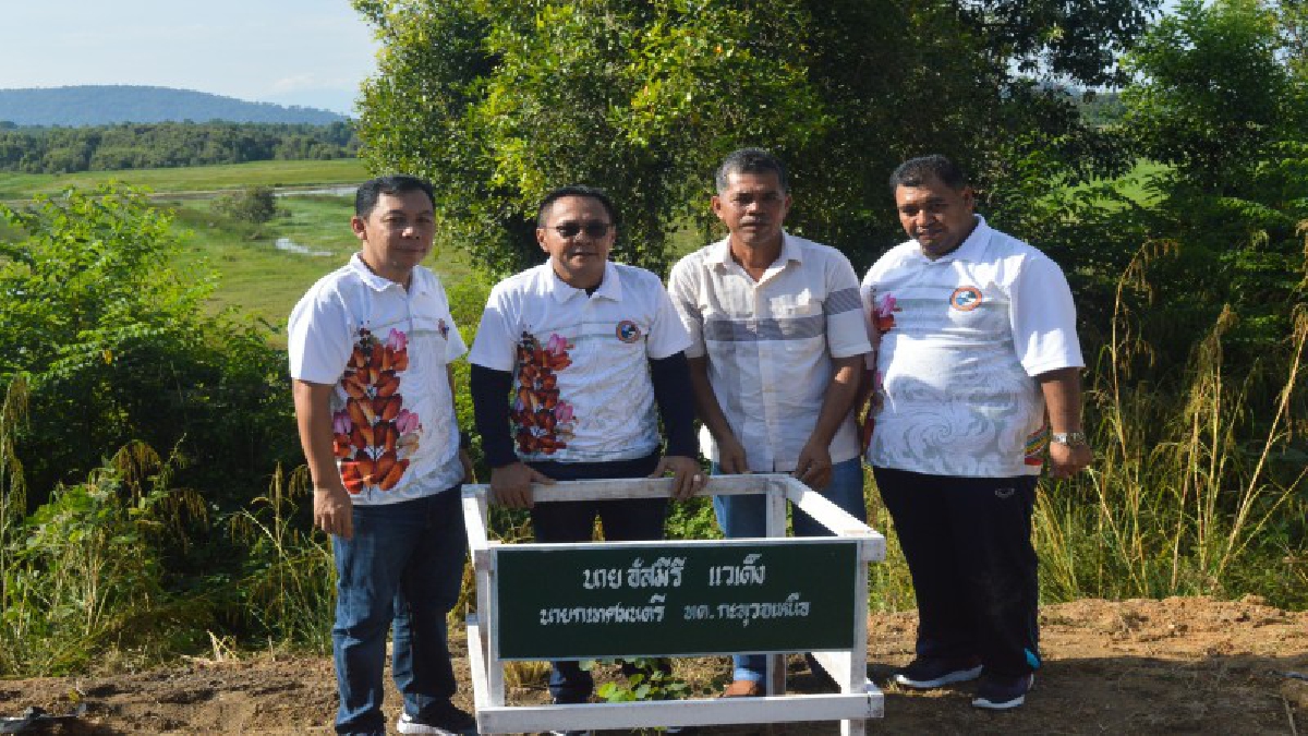 เทศบาลตำบลกะลุวอเหนือ จัดกิจกรรมปลูกต้นไม้ตามโครงการพยุงธรรม ค้ำไทย ถวายองค์ราชินี และประชารัฐร่วมใจ ปลูกต้นไม้ให้แผ่นดิน