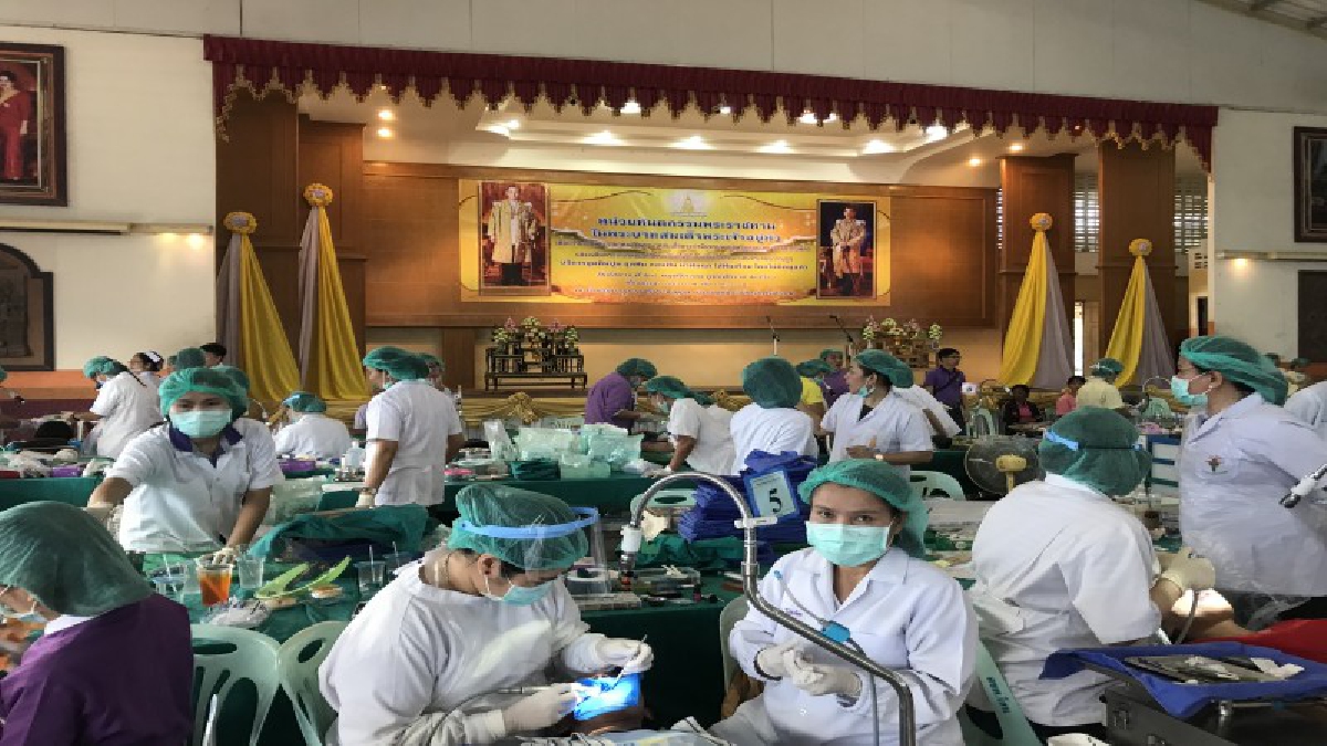 ศรีสะเกษ..!! ทันตกรรมเคลื่อนที่พระราชทานใหญ่ที่สุดในโลก ระดมทันตแพทย์อาสากว่า 200 คน ให้บริการประชาชนในพื้นที่ (มีคลิป)