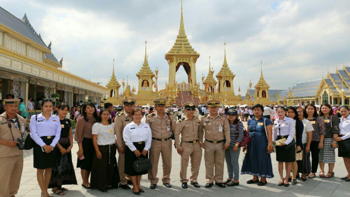 ชลบุรี..!! ทรภ.1 นำกำลังพลและครอบครัว เข้าชมพระเมรุมาศท้องสนามหลวง ระยะเวลา 20 วันมีผู้เข้าชมกว่า 1.6 ล้านคน