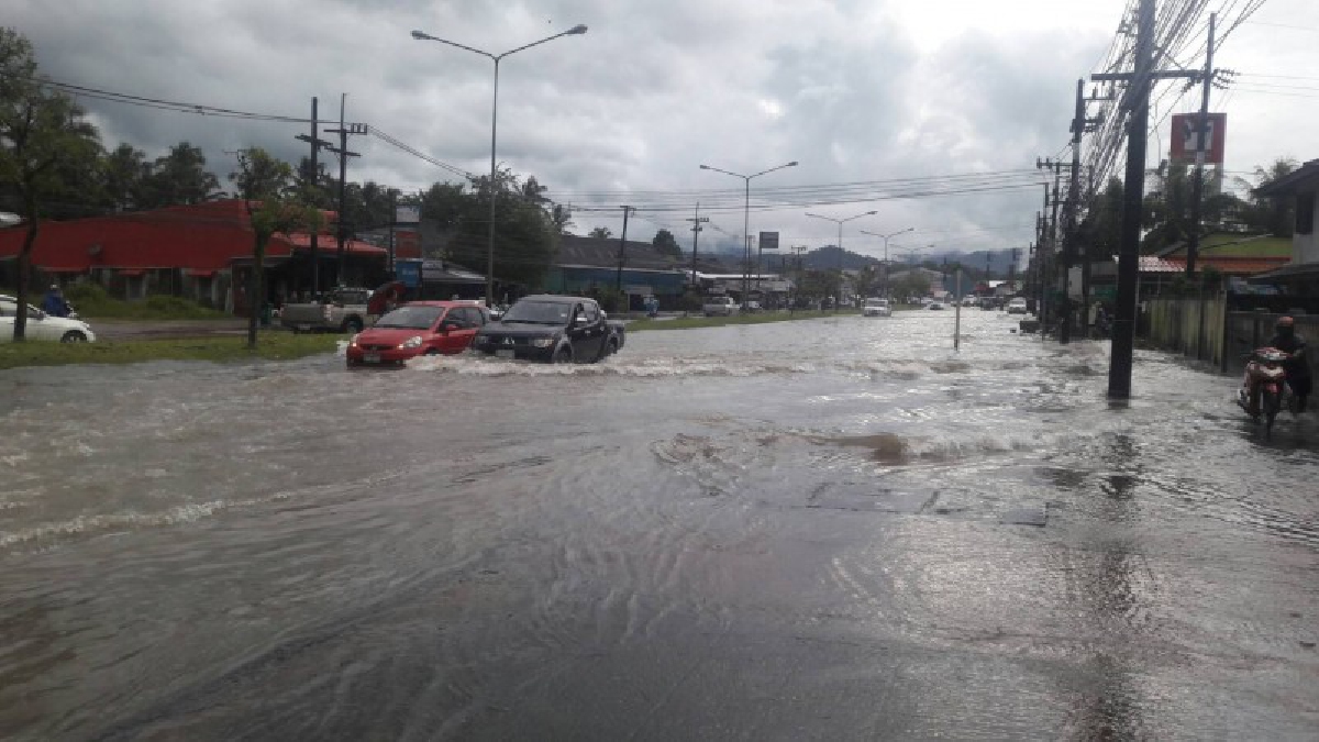 ฝนตกหนักทำพิษ..!! น้ำระบายไม่ทันท่วมปิดถนนเพชรเกษม หน้า สวท.ตะกั่วป่า ขอให้ผู้รับผิดชอบเร่งแก้ไขโดยด่วน.