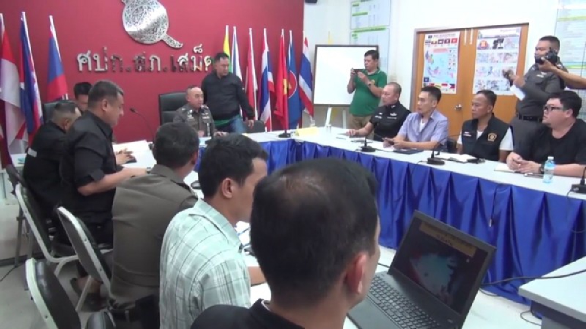 เร่งตามล่าตัว..!! ตร.ประชุมเครียดกลางดึก คดี 3 โจร ควงปืนปล้นร้านทองกลางห้าง กวาดทองคำมูลค่ากว่า 10 ล้านบาท (มีคลิป)