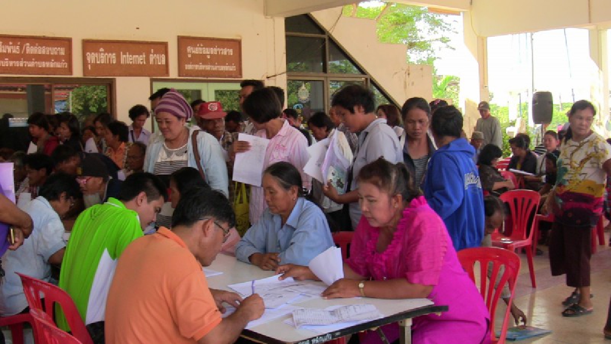 อ่างทอง..!! ลงพื้นที่เยียวยาเกษตรกรที่ประสบอุทกภัยที่ประสบภัย..หลังน้ำท่วมพื้นที่ทางการเกษตรเสียหายกว่า 1,700 ไร่