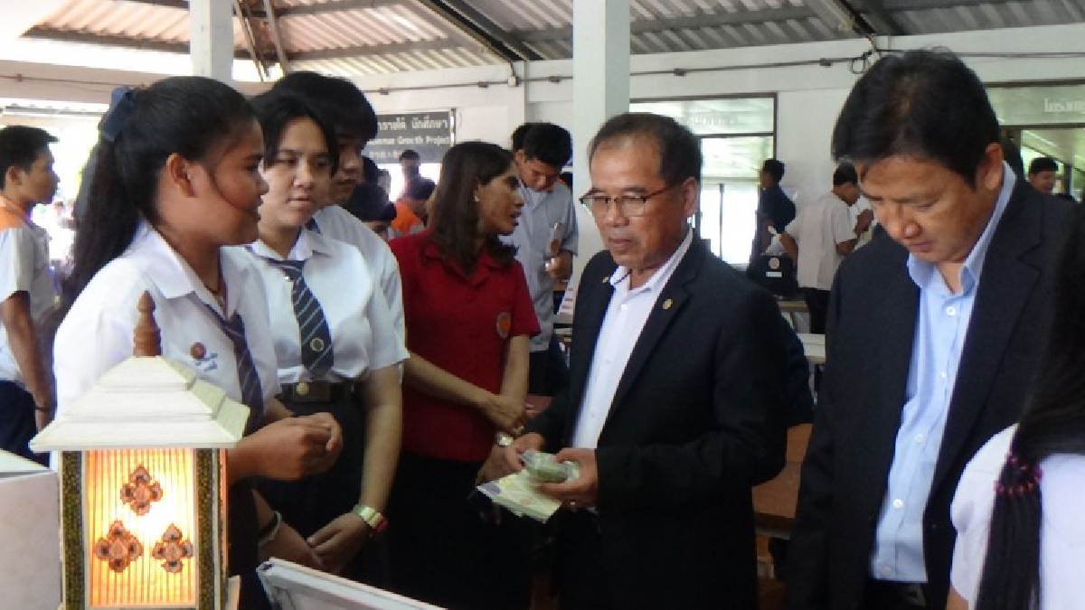 อาชีวะฯ อ่างทอง..!! จัดการประกวดสุดยอดนวัตกรรมอาชีวศึกษาเฉลิมพระเกียรติ ระดับจังหวัด ประจำปีการศึกษา 2560