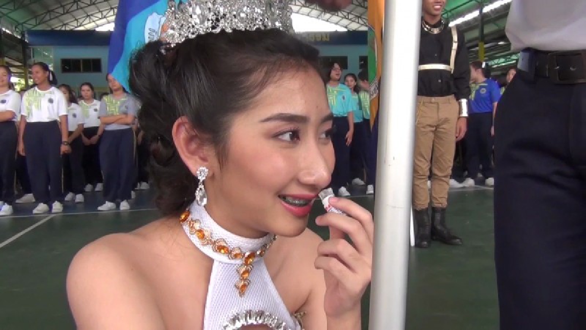 สปิริตอันแรงกล้า..!! นร.สาวถือป้ายวูบ..เป็นลมช่วงยืนรอพิธีเปิด สุดท้าย..ลุกขึ้นเดินต่อ เมื่อวงดุริยางค์บรรเลงเพลงหลังเปิดงาน..