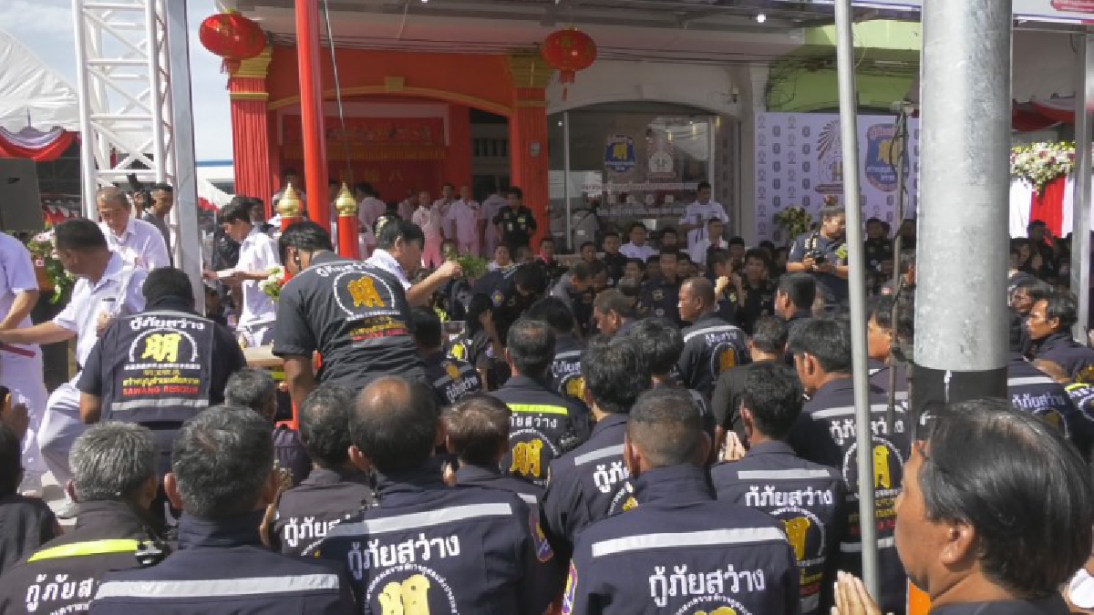 ตราด..!! จัดพิธีเปิดป้ายสมาคมกู้ภัยสว่างบุญ..พร้อมอัญเชิญ องค์โป๊ยเซียนโจวจือ ขึ้นประดิษฐานบนแท่นภายในอาคาร