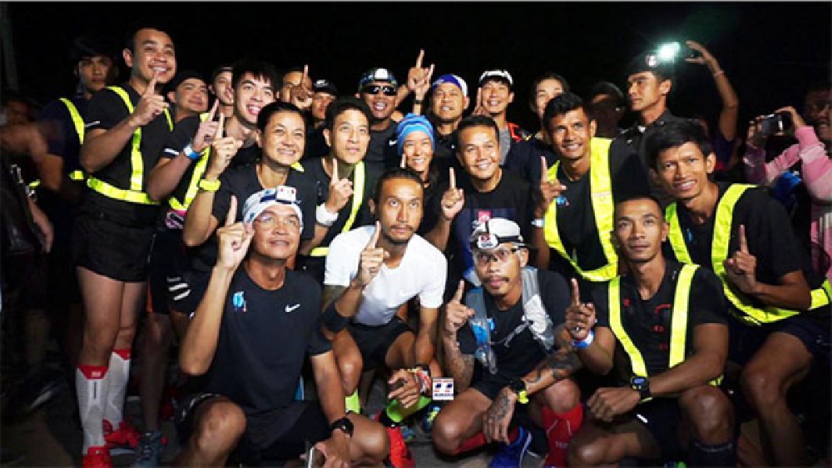 พี่ตูนสู้ๆ..!! ใบหน้าสดชื่น &ldquo;ตูน&rdquo; วิ่งต่อจากชุมพร เข้าประจวบฯ แล้ว มี &rdquo;บัวขาว&rdquo; &ldquo;เจมส์ จิรายุ&rdquo; และผู้ว่าฯชุมพร ร่วมวิ่งด้วย (มีคลิป)