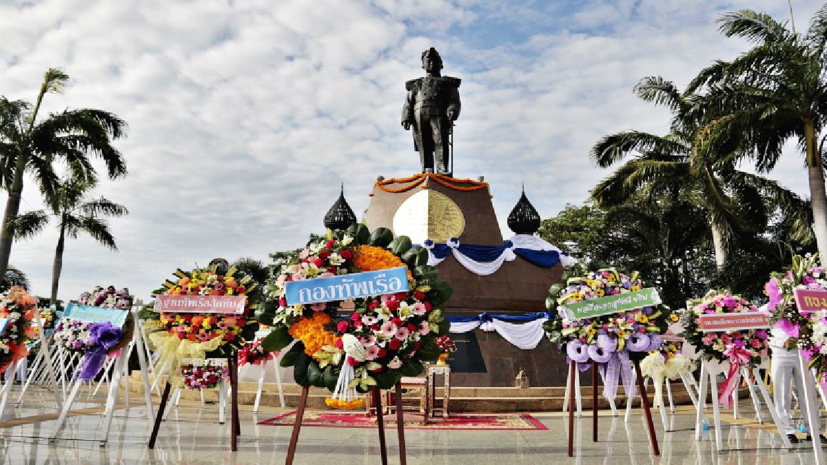 ชลบุรี..!! สัตหีบทุกภาคส่วน ร่วมวางพวงมาลา ถวายราชสักการะรัชกาลที่ 6 เนื่องวันคล้ายวันสวรรคต (มีคลิป)
