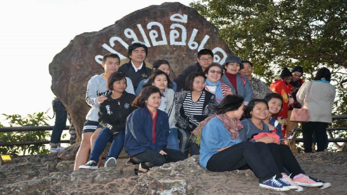ใครไม่ไปถือว่าพลาด..!! นักท่องเที่ยวนับพัน แห่ไปโต้ลมหนาวชมตะวันขึ้น 3 แผ่นดิน ที่ผามออีแดงศรีสะเกษ (มีคลิป)
