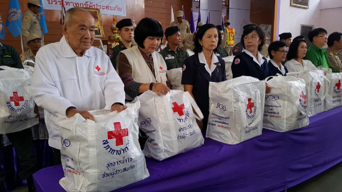 สมเด็จพระเจ้าอยู่หัวทรงห่วงใยราษฎรที่ประสบอุทกภัย โปรดเกล้ามอบ ถุงพระราชทานและเครื่องอุปโภคบริโภค ให้แก่ราษฎรที่ประสบอุทกภัย(มีคลิป)