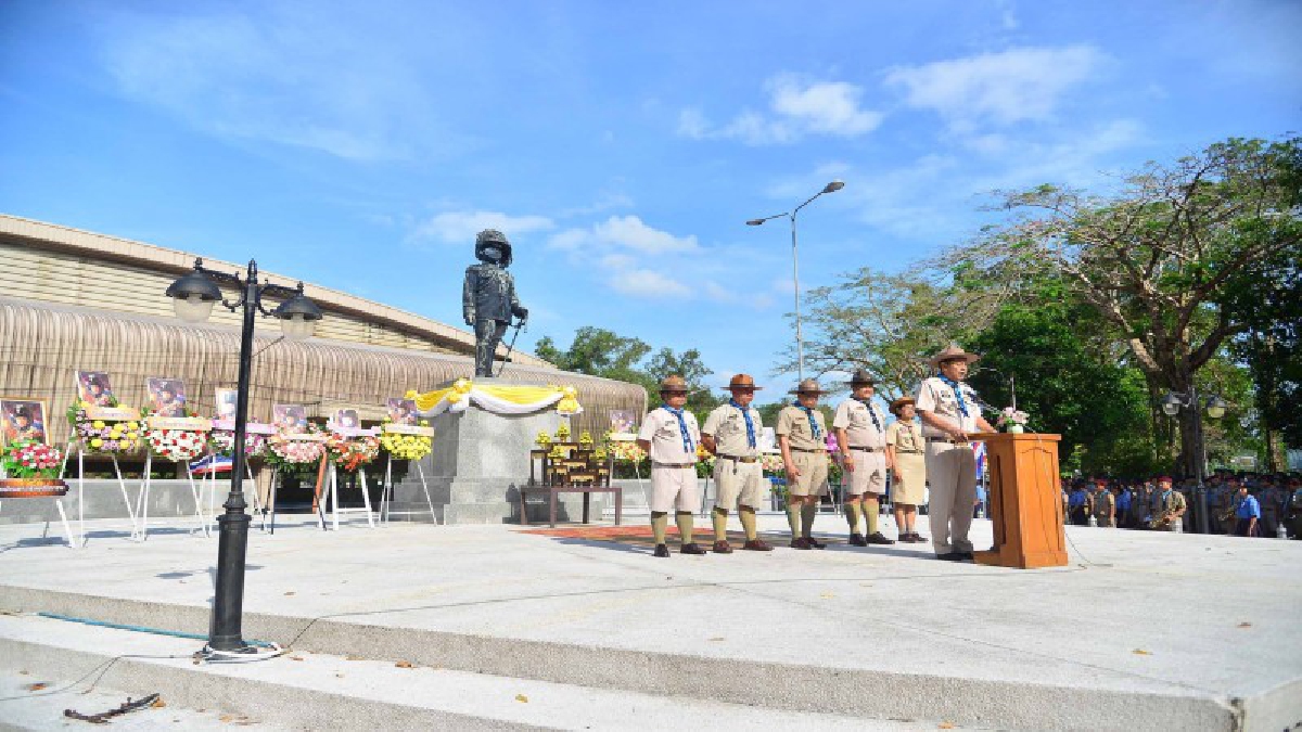 ระนอง..!! ลูกเสือ-เนตรนารี กว่า 1,000 คน ร่วมทำพิธีวางพวงมาลา และถวายราชสดุดี รัชกาลที่๖ เนื่องในวันสมเด็จพระมหาธีรราชเจ้า