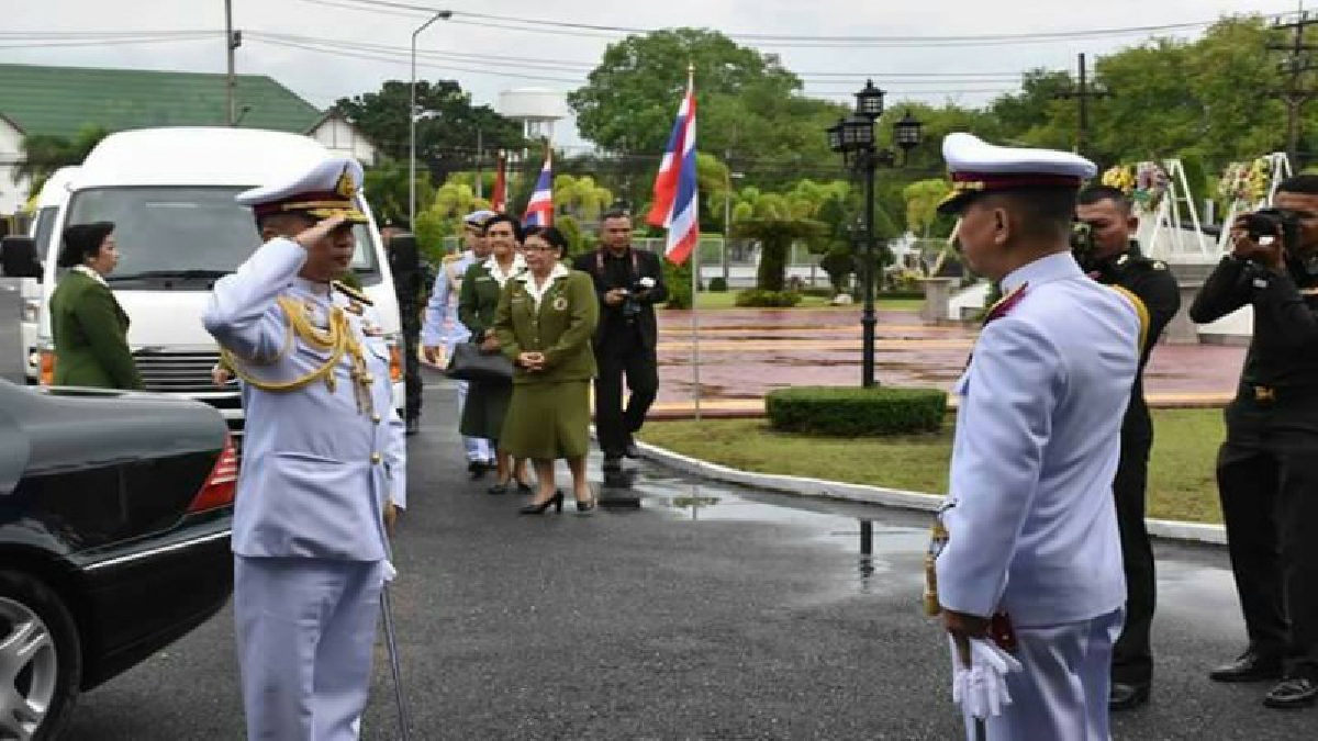 วันวชิราวุธ !!! แม่ทัพภาคที่ 4 พร้อมคณะถวายสักการ และวางพวงมาลาพระบาทสมเด็จพระมงกุฎเกล้าเจ้าอยู่หัว รัชกาล 6 เนื่องใน “วันวชิราวุธ”