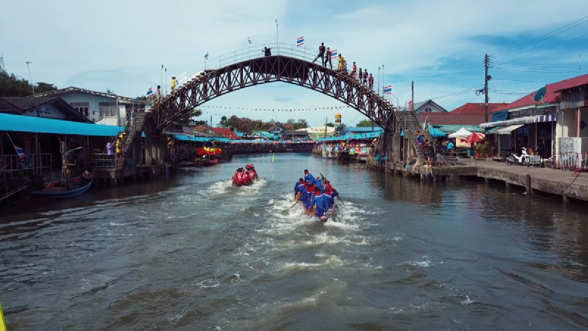 สุดคึกครื้น..!! ชาวไทย 2 ศาสนา บ้านน้ำเชี่ยว จ.ตราด ร่วมแข่งขันพายเรือ ด้วยไม้ไผ่แห่งเดียวในโลก (มีคลิป)
