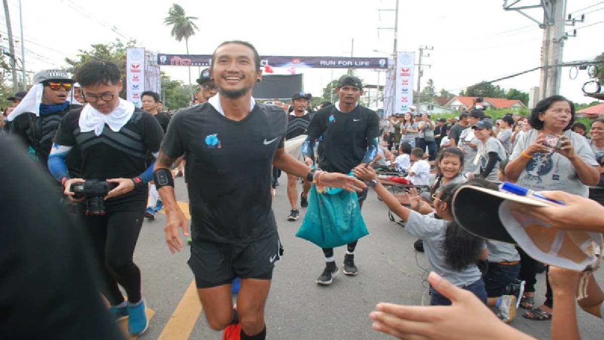 บางสะพานฟีเวอร์ !! ภาพประทับใจ ประชาชนนับหมื่นแห่ต้อนรั บ”ตูน บอดี้สแลม” แน่นสองข้างทาง ส่งเสียงเชียร์ “พี่ตูนสู้ๆ” ดังกึกก้อง