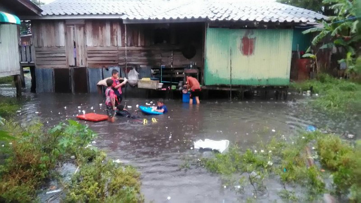 ฝนตกหนัก พื้นที่ชุมชนเขตเทศบาลเมืองเริ่มมีน้ำท่วมขัง ด้านเจ้าหน้าที่เร่งนำเครื่องสูบน้ำมาติดตั้ง เพื่อเร่งการระบาย รวม 10 เครื่อง