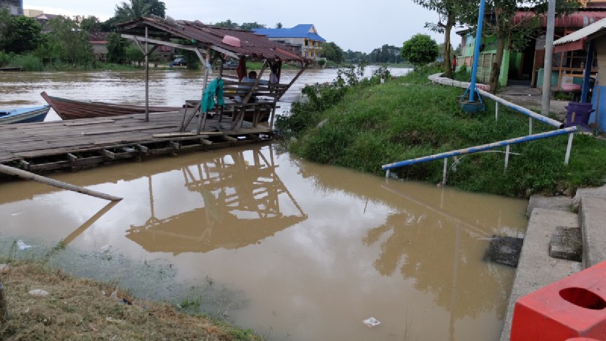 นอภ.สุไหงโก-ลก จี้หน่วยงานที่เกี่ยวข้องติดตามสถานการณ์น้ำในพื้นที่อย่างใกล้ชิด ทั้งตลอดแนวริมฝั่งแม่น้ำโก-ลก และพื้นที่น้ำท่วมซ้ำซาก