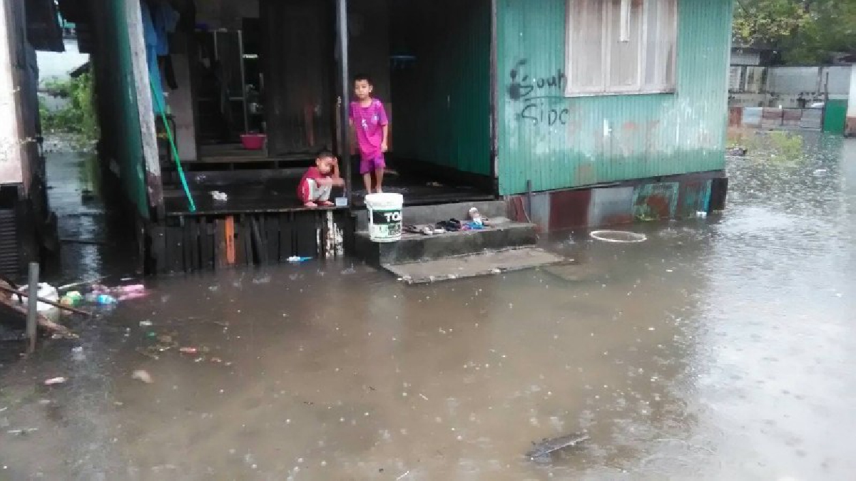 นราธิวาสฝนตกหนัก เขตเทศบาลเมืองเริ่มมีน้ำท่วมขัง ด้านเจ้าหน้าที่เร่งนำเครื่องสูบน้ำมาติดตั้ง เร่งการระบาย กว่า 10 เครื่อง