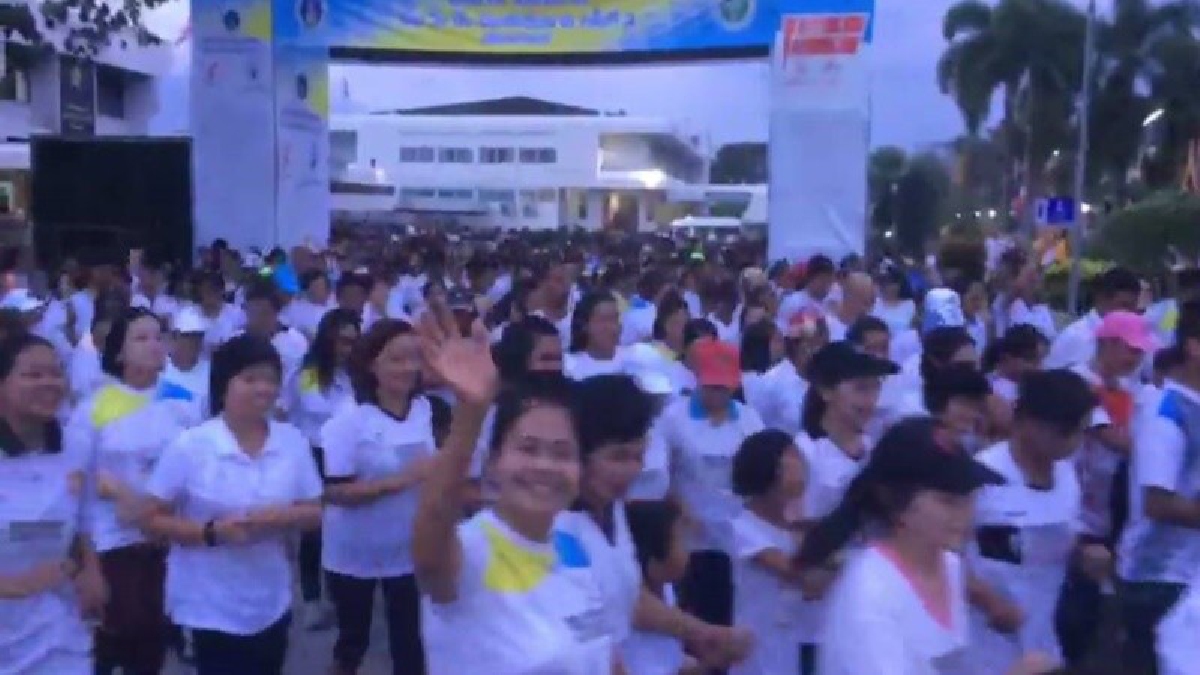 สุราษฎร์ธานี!! ปชช.กว่าพันสองร้อยคน ร่วม เดิน วิ่งต่อต้านโรงอัมภาต"แสงนำใจ ไทยทั้งชาติ ครั้งที่ 3"เฉลิมพระเกียรติในหลวงรัชกาลที่ 10 (มีคลิป)