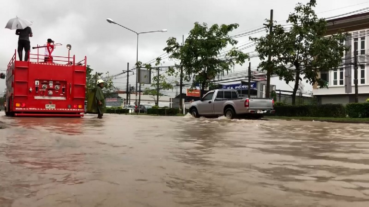 พิษจากฝน..!! ฝนตกสะสมมา 2 วัน ทำให้เกิดน้ำป่าไหลหลากเข้าท่วมหลายพื้นที่ บางเส้นทางรถเล็กไม่สามารถผ่านได้..!?