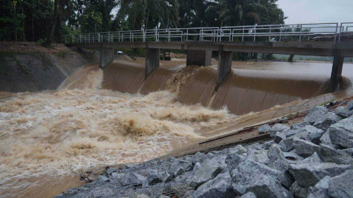 นราธิวาส..!! ฝนตกหนักต่อเนื่อง เริ่มมีน้ำท่วมขังบ้าน และไร่นาแล้ว จนท.เร่งเฝ้าระวังและคอยสังเกตการณ์ภาวะวิกฤติตลอด 24 ชั่วโมง