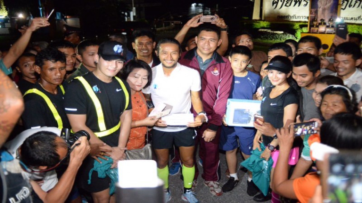 พี่ตูนสุดฟิต !! โชว์วิ่ง 5 เซตรวดที่ประจวบ พร้อมหมอก้อง - ฮั่น เดอะสตาร์ จนจบเซตสุดท้าย
