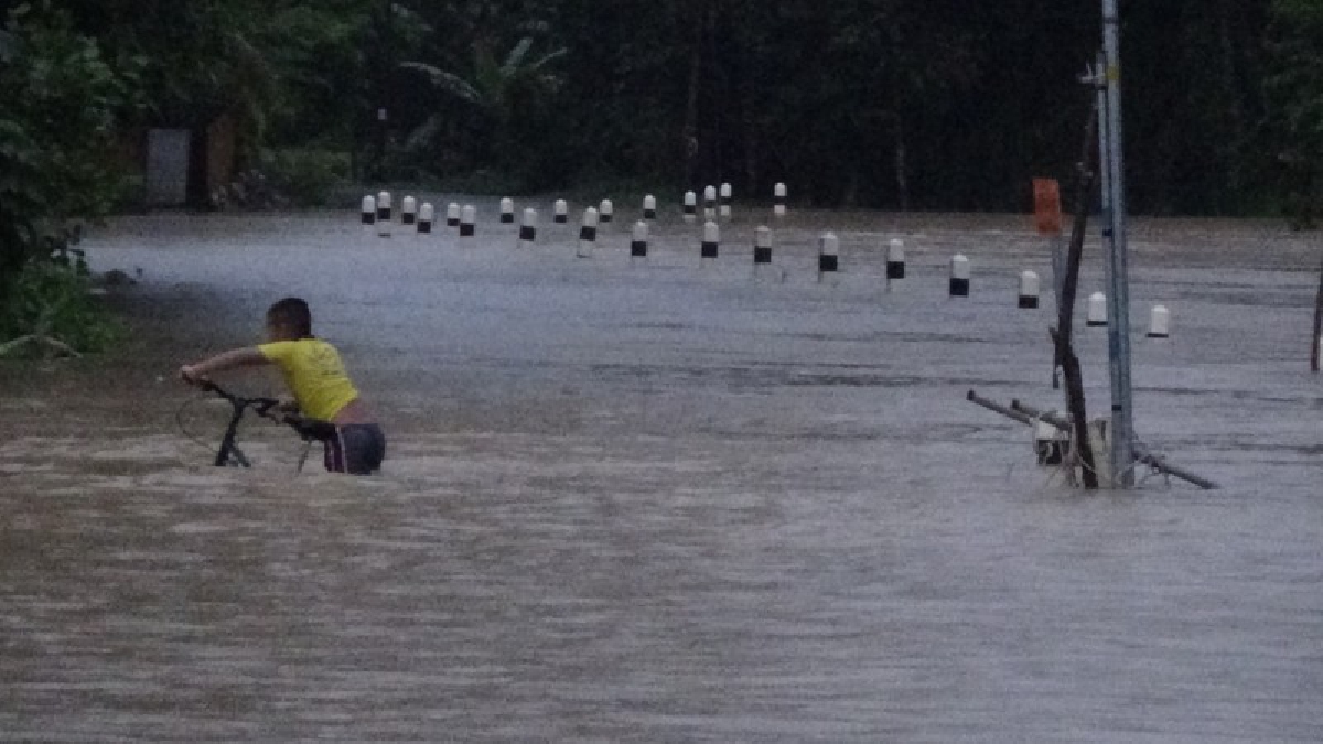 สตูลอ่วม !! ฝนกระหน่ำติดต่อ 2 วัน น้ำท่วมแล้ว 2 อำเภอ ปักธงแดง..เตือนอพยพสิ่งของขึ้นที่สูง (มีคลิป)