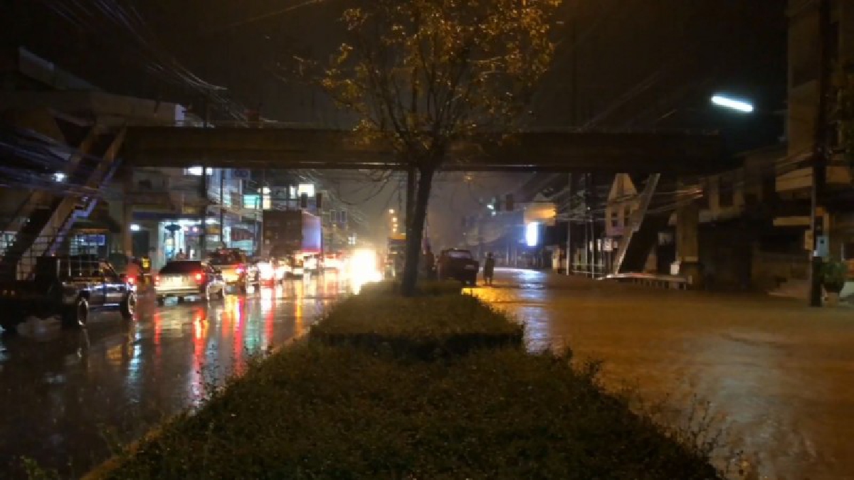 น้ำท่วมตัวเมืองทุ่งลุง เมืองเชื่อมต่อระหว่าง 3 อำเภอสงขลา ระดับน้ำสูงขึ้นต่อเนื่อง ต้องปิดถนนห้ามรถผ่านแล้ว 1 ช่องทาง