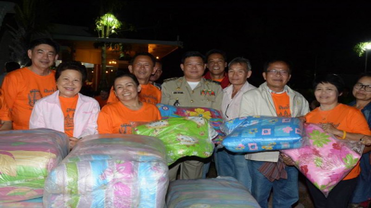 ศรีสะเกษ !! อธิการบดี มรภ.อุบลฯ นำจิตอาสาต้านภัยหนาว มอบความอบอุ่น 2 ชาติ ไทย - กัมพูชา (คลิป)