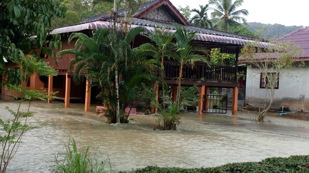 ยังน่าเป็นห่วง..!! สตูลฝนยังคงตกอย่างต่อเนื่อง น้ำท่วมขยายวงกว้าง 3 อำเภอแล้ว ทะลักเข้าบ้านเรือนประชาชนกลางดึก (มีคลิป)