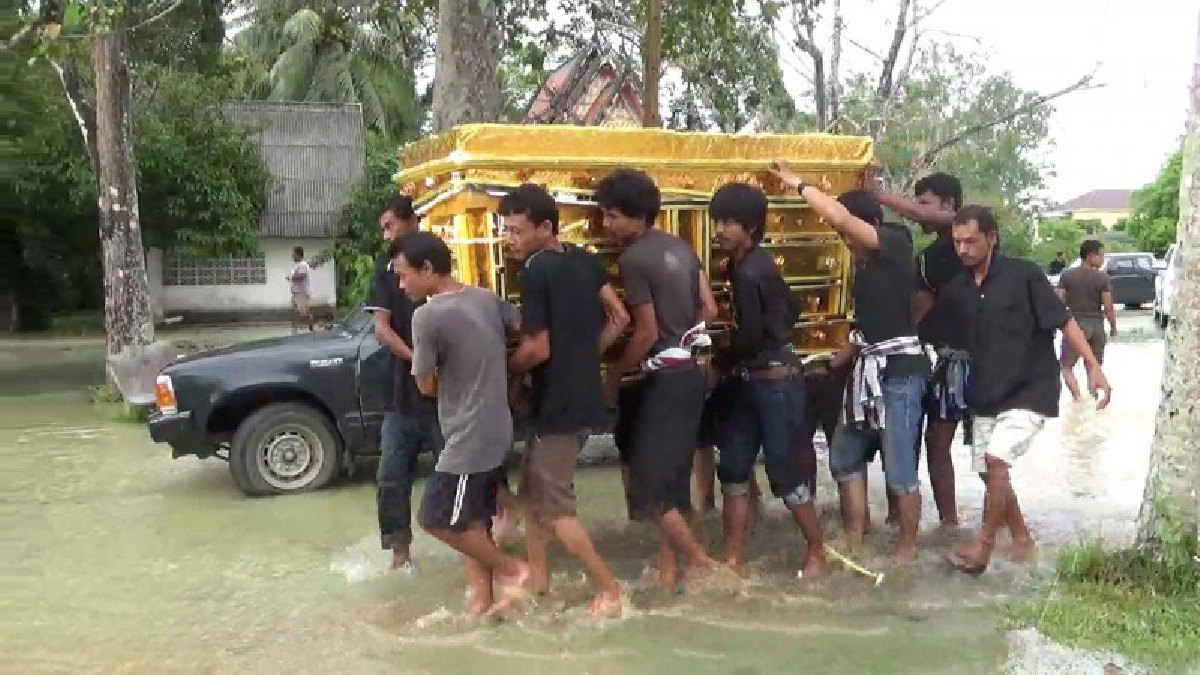 ทุลักทุเล !! น้ำท่วมหนักวัดพิกุลทอง ลูกหลานหามศพ"ทวดทอง" ปูชนียบุคคลสำคัญ เผาไร้ข้อแม้ ขอส่งวิญญาณสู่สุขคติ คงเหลือไว้แต่ความดี