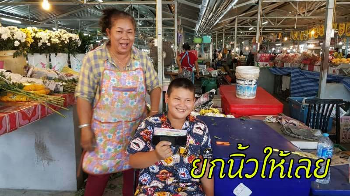 น่าชื่นชม !! เด็กชาย ป.5 โรงเรียนดังเมืองภูเก็ต พบกระเป๋าสตางค์นทท.ในลานจอดรถหน้าตลาด รีบแจ้งสท.ตามหาเจ้าของทันที (มีคลิป)