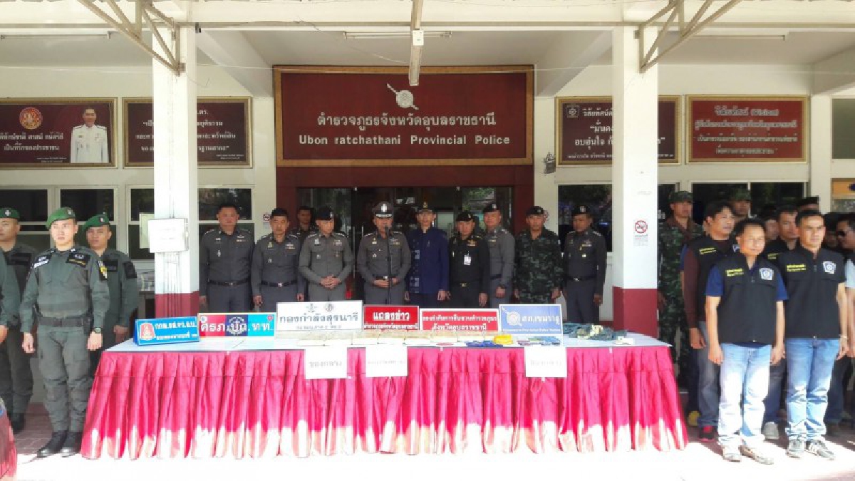 ขนมาล็อตใหญ่..!! ตร.สกัดจับ ผู้ต้องหา 3 ราย หลังโยนกระสอบปุ๋ยลงข้างทาง แล้วหลบหนี เปิดออกดูเจอยาบ้า 130,000 เม็ด มูลค่า 39 ล้านบาท