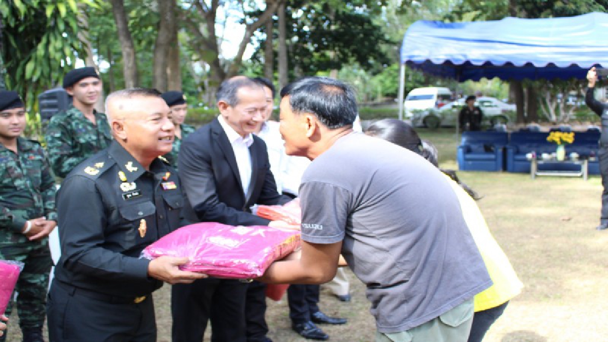 ลำปางหนาวมาก !! มทบ.32 ร่วมกับ บ.บริการเชื้อเพลิงการบินฯ ร่วมต้านภัยหนาว รับ-มอบ ผ้าห่มช่วยเหลือประชาชนที่กำลังประสบภัยหนาว.