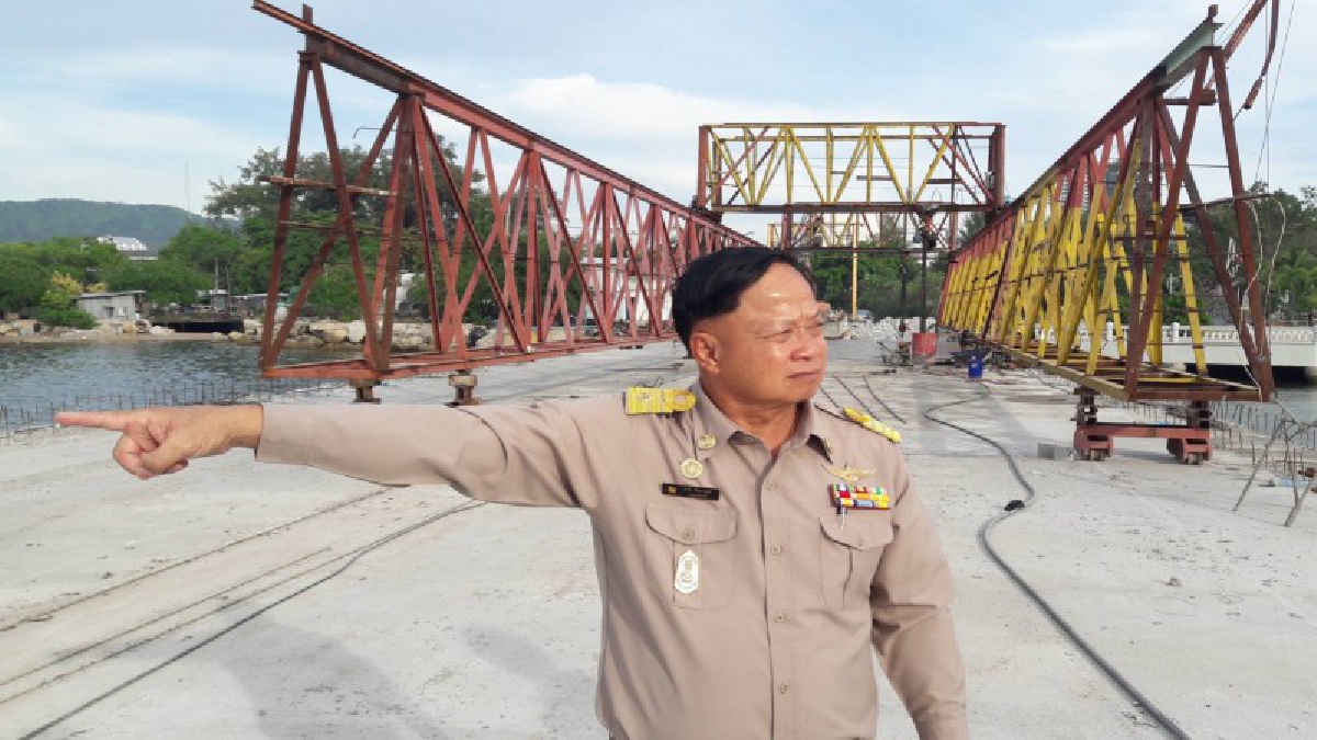 ไม่นานเกินรอ ! !สะพานเชื่อมเกาะลอยศรีราชาใกล้เสร็จเต็มที นายกฯ ย้ำชัด ปี 61 ได้ใช้สะพานแน่นอน (มีคลิป)