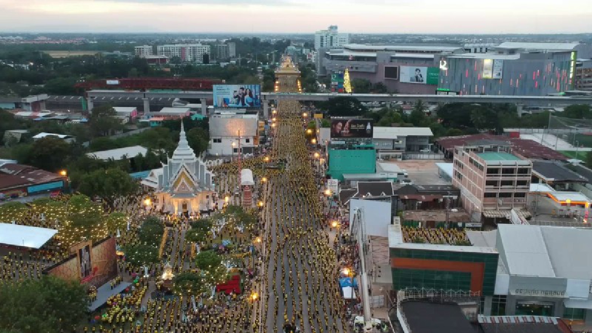 ประชาชนชาวขอนแก่น กว่า 60,000 คน พร้อมใจสวมผ้าซิ่นอีสาน พร้อมใส่เสื้อเหลือง รำบวงสรวง 10 สิ่งศักดิ์สิทธิ์ และฉลอง 220 ปี (มีคลิป)