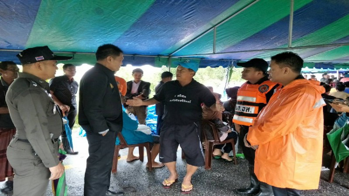สุไหงปาดี..!! จัดตั้งศูนย์อพยพฯ ที่บ้านปิเหล็ง รองรับผู้ประสบอุทกภัยกว่า 100 ครัวเรือน ขณะที่ผู้ว่าฯนราธิวาสเร่งมองเครื่องอุปโภคช่วยเหลือ